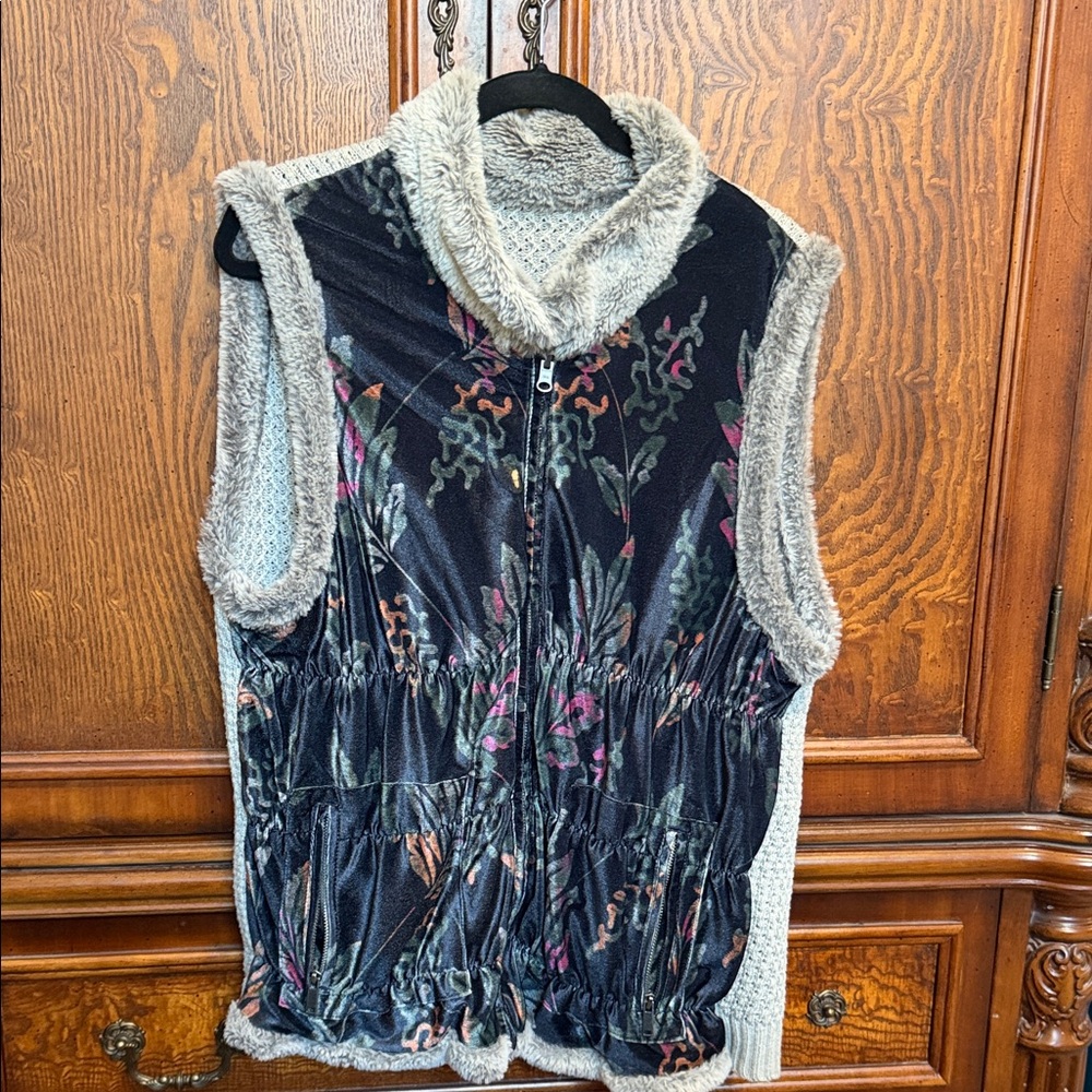 Sharon Young Floral Patterned/Gray Reversible Faux Fur Vest size XL